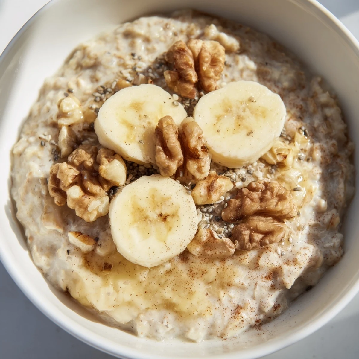 Warm, creamy microwave banana oats, topped with fresh banana slices, ready for a healthy breakfast.